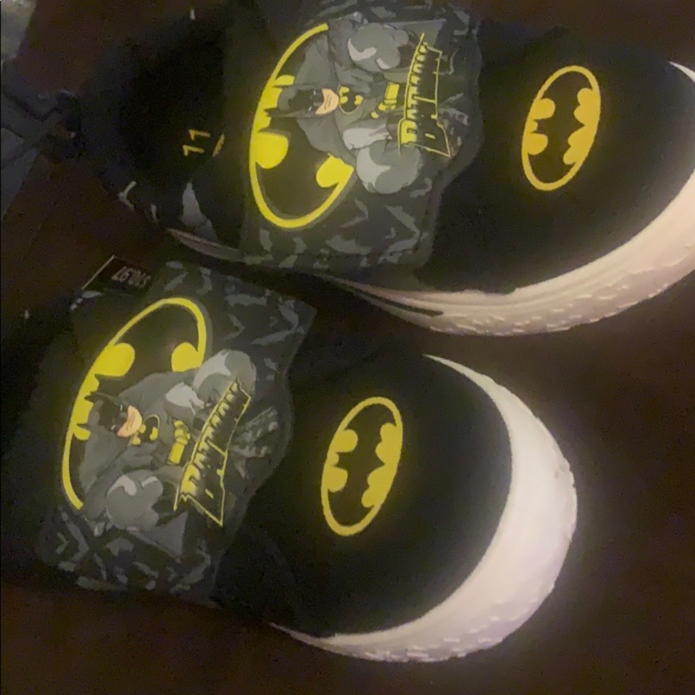 New Batman Boys Shoes 11 NWT